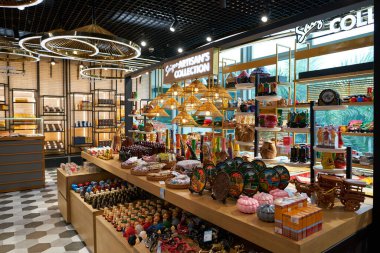 HO CHI MINH CITY, VİETNAM - 30 Mart 2023: Tan Son Nhat Uluslararası Havalimanı 'ndaki SASCO Shop' ta sergilenen mallar.