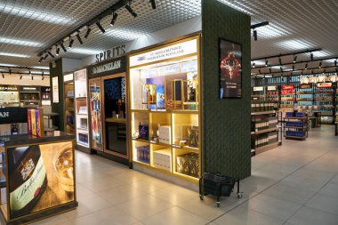 HO CHI MINH CITY, VİETNAM - 30 Mart 2023: Tan Son Nhat Uluslararası Havalimanı 'nda sergilenen mallar.