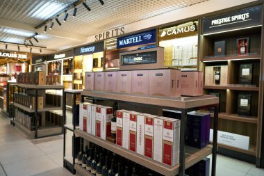 HO CHI MINH CITY, VİETNAM - 30 Mart 2023: Tan Son Nhat Uluslararası Havalimanı 'nda sergilenen mallar.