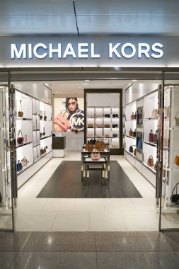 HO CHI MINH CITY, VİETNAM - 30 Mart 2023: Tan Son Nhat Uluslararası Havalimanı 'ndaki Michael Kors mağazasında çeşitli çantalar sergileniyor.