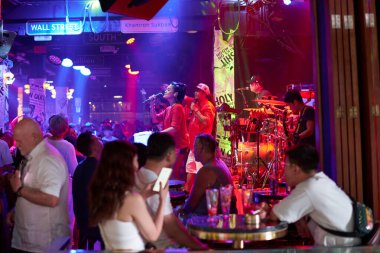 PHUKET, THAILAND - 25 Nisan 2023: Patong Beach Bangla Caddesi 'nde gece hayatı.