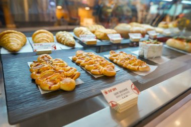 HO CHI MINH CITY, VİETNAM - 30 Mart 2023: Tan Son Nhat Uluslararası Havalimanı 'ndaki Star Cafe' de yemek sergileniyor.