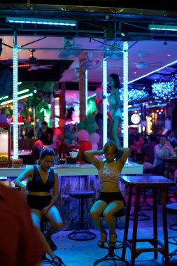 PHUKET, THAILAND - 25 Nisan 2023: Patong Beach Bangla Caddesi 'nde gece hayatı.