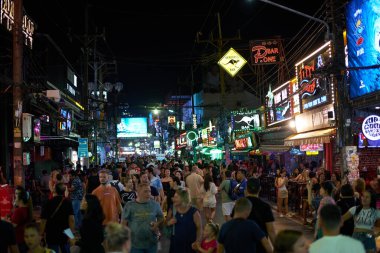 PHUKET, THAILAND - 25 Nisan 2023: Patong Beach Bangla Walking Stree 'deki turist kalabalığı..
