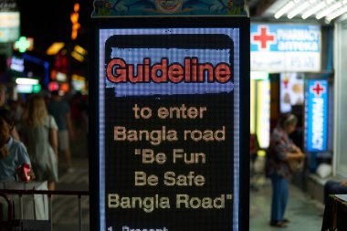 PHUKET, THAILAND - 25 Nisan 2023: Kılavuz LED gece Patong Beach Bangla Walking Street 'te görüldüğü gibi.