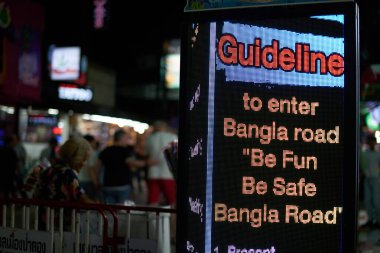 PHUKET, THAILAND - 25 Nisan 2023: Kılavuz LED gece Patong Beach Bangla Walking Street 'te görüldüğü gibi.
