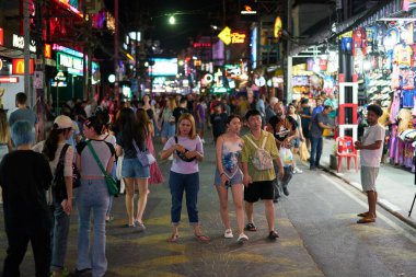 PHUKET, THAILAND - 25 Nisan 2023: Patong Beach Bangla Walking Stree 'deki turist kalabalığı..