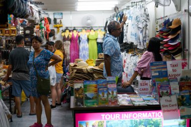 PHUKET, THAILAND - 25 Nisan 2023: Patong Beach Bangla Caddesi 'ndeki bir mağaza.