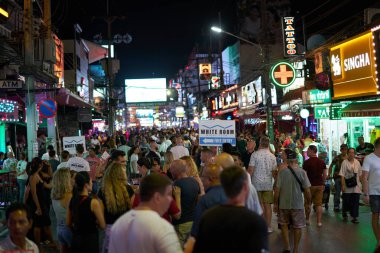 PHUKET, THAILAND - 25 Nisan 2023: Patong Beach Bangla Walking Stree 'deki turist kalabalığı..