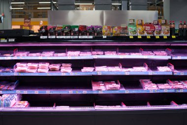 PHUKET, THAILAND - 25 Nisan 2023: Big C Extra Phuket 2 içerisinde et ürünleri satılıyor.