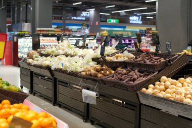 PHUKET, THAILAND - 25 Nisan 2023: Büyük C Extra Phuket 2 'de üretiliyor.