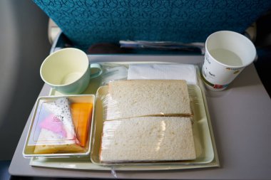 HO CHI MINH CITY, VIETNAM - 30 Mart 2023: Vietnam Havayolları Airbus A321neo 'nun ekonomi sınıfında yemek servisi