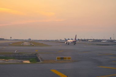 BANGKOK, THAILAND - 30 Mart 2023: Vietnam Havayolları A321neo Airbus 'unda görüldüğü gibi Suvarnabhumi Havaalanı' nda uçak taksisi.