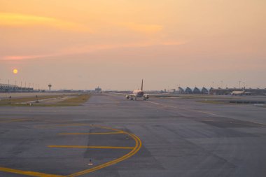 BANGKOK, THAILAND - 30 Mart 2023: Vietnam Havayolları A321neo Airbus 'unda görüldüğü gibi Suvarnabhumi Havaalanı' nda uçak taksisi.