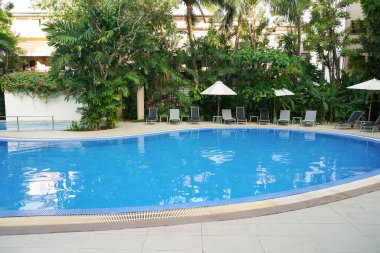 PHUKET, THAILAND - 30 Nisan 2023: Ibis Otel Phuket Patong 'daki havuz alanı.