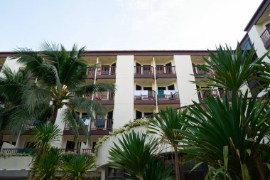 PHUKET, THAILAND - 30 Nisan 2023: Sabahleyin Ibis Otel Phuket Patong 'un dış çekimi.