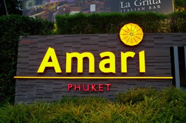PHUKET, THAILAND - MAYIS 04, 2023: akşam görülen Amari Phuket tabelasının sokak manzarası.