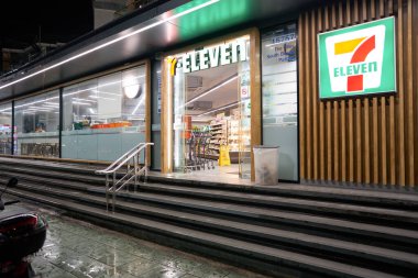 PHUKET, THAILAND - MAYIS 04, 2023: Phuket 'teki 7-Eleven marketinin girişi.