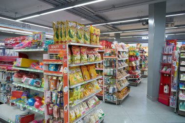 PHUKET, THAILAND - MAYIS 04, 2023: Phuket 'teki 7-Eleven bakkalının içi.