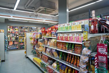 PHUKET, THAILAND - MAYIS 04, 2023: Phuket 'teki 7-Eleven bakkalının içi.