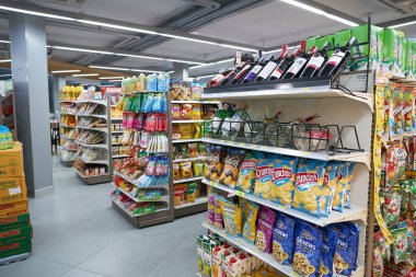 PHUKET, THAILAND - MAYIS 04, 2023: Phuket 'teki 7-Eleven bakkalının içi.