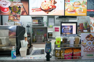 PHUKET, THAILAND - MAYIS 04, 2023: Phuket 'teki 7-Eleven bakkalının içi.