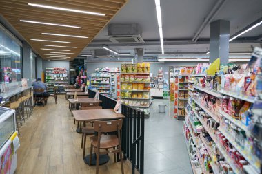PHUKET, THAILAND - MAYIS 04, 2023: Phuket 'teki 7-Eleven bakkalının içi.