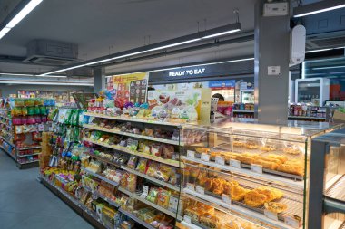 PHUKET, THAILAND - MAYIS 04, 2023: Phuket 'teki 7-Eleven bakkalının içi.