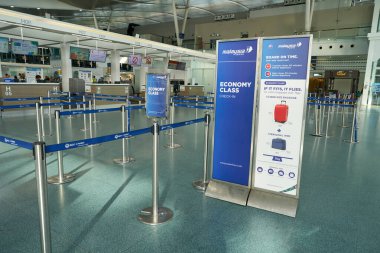 PHUKET, THAILAND - MAYIS 09, 2023: Phuket Uluslararası Havaalanı Malezya Havayolları kayıt alanı.