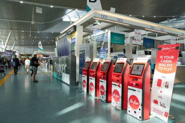 PHUKET, THAILAND - MAYIS 09, 2023: Phuket Uluslararası Havalimanı 'ndaki AirAsia otomatik giriş gişeleri.