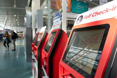 PHUKET, THAILAND - MAYIS 09, 2023: Phuket Uluslararası Havalimanı 'ndaki AirAsia otomatik giriş gişeleri.