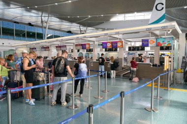 PHUKET, THAILAND - MAYIS 09, 2023: Phuket Uluslararası Havaalanı 'na giriş alanı.