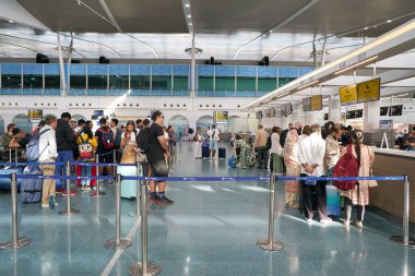 PHUKET, THAILAND - MAYIS 09, 2023: insanlar Phuket Uluslararası Havaalanı 'ndaki kayıt alanında kuyrukta bekliyorlar.