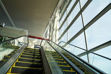 PHUKET, THAILAND - MAYIS 09, 2023: Phuket Uluslararası Havaalanında yürüyen merdiven.