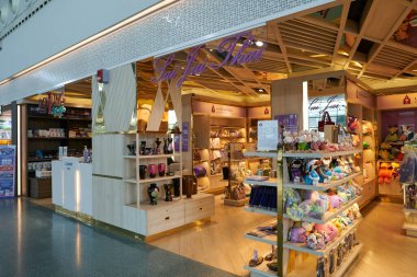 PHUKET, THAILAND - MAYIS 09, 2023: Phuket Uluslararası Havaalanı 'ndaki Sai Jai Thai mağazasında sergilenen mallar.