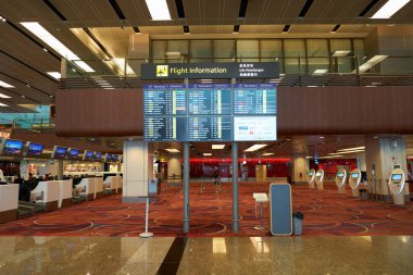 SINGAPORE - NOVEMBER 04, 2023: Singapur Changi Havaalanı Terminali 1 'deki uçuş bilgi ekran sistemi.