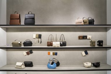 ŞARKI - NOVEMBER 05, 2023: Charles ve Keith 'in iç çekimleri Marina Körfezi Sands Dükkanında.