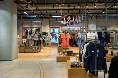 KUALA LUMPUR, MALAYSIA - 27 Mayıs 2023: LaLaport Bukit Bintang Şehir Merkezi 'ndeki Adidas mağazasının iç çekimi.