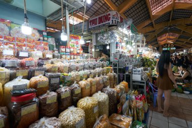 HO CHI MINH CITY, VİETNAM - 26 Mart 2023: Ho Chi Minh City 'deki Ben Thanh Market' te sergilenen mallar.
