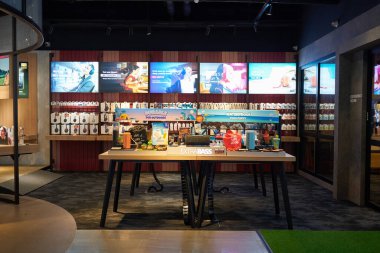 KUALA LUMPUR, MALAYSIA - 27 Mayıs 2023: Sony Store 'un LaLaport Bukit Bintang Şehir Merkezi' ndeki iç çekimi.