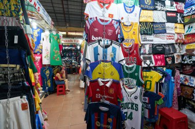 HO CHI MINH CITY, VİETNAM - 26 Mart 2023: Ho Chi Minh City 'deki Ben Thanh Market' te giysiler sergileniyor.