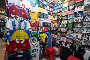 HO CHI MINH CITY, VİETNAM - 26 Mart 2023: Ho Chi Minh City 'deki Ben Thanh Market' te giysiler sergileniyor.