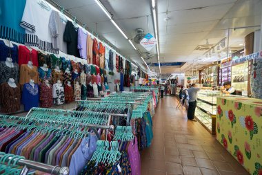 HO CHI MINH CITY, VİETNAM - 26 Mart 2023: Ho Chi Minh City 'deki Ben Thanh Market' te giysiler sergileniyor.