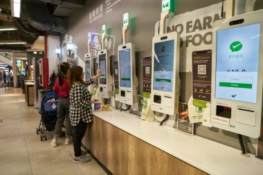 ŞENZHEN, ÇİN - 21 Kasım 2019 İnsanlar Shenzhen 'deki 9 kare alışveriş merkezindeki Blt Supermarket' te kendi kendini kontrol eden büfeler kullanıyorlar..