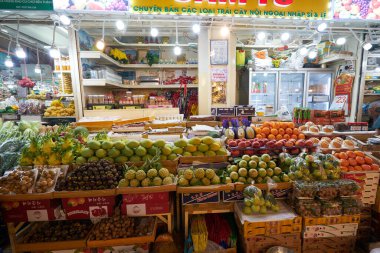 HO CHI MINH CITY, VİETNAM - 26 Mart 2023: Ho Chi Minh City 'deki Ben Thanh Market' in içindeki meyve standı.