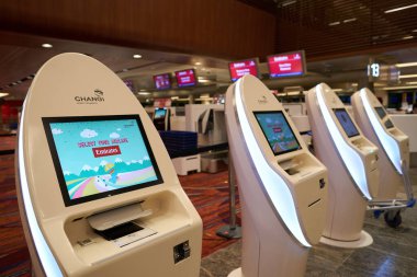 SINGAPORE - NOVEMBER 06, 2023: Singapur Changi Havaalanı Terminali 1 'de kendi kendine giriş yapan kiosklar.