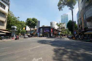 HO CHI MINH CITY, VİETNAM - 26 Mart 2023: Ho Chi Minh Şehri şehir manzarası sokak seviyesi.