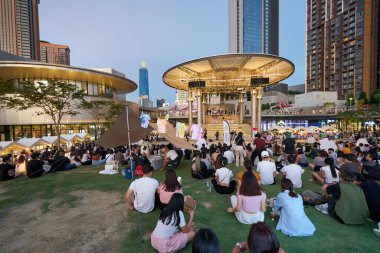 KUALA LUMPUR, MALAYSIA - CIRCA MAYIS, 2023: İnsanlar Mitsui Alışveriş Parkı LaLaport BCC 'nin 4. katında bulunan Merkezi Çatı Bahçesinde oturuyorlar.