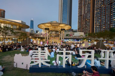 KUALA LUMPUR, MALAYSIA - CIRCA MAYIS, 2023: İnsanlar Mitsui Alışveriş Parkı LaLaport BCC 'nin 4. katında bulunan Merkezi Çatı Bahçesinde oturuyorlar.