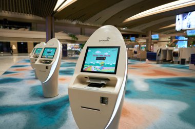 SINGAPORE - NOVEMBER 06, 2023: Singapur Changi Havaalanı Terminali 2 'de kendi kendine giriş yapan kiosklar.